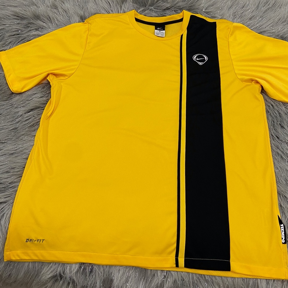 yellow and black Nike t-shirt size L